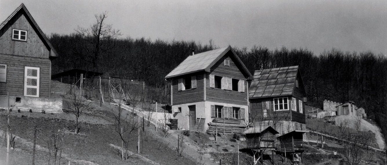 Typische Kleingartenhäuser um 1955 im Bau