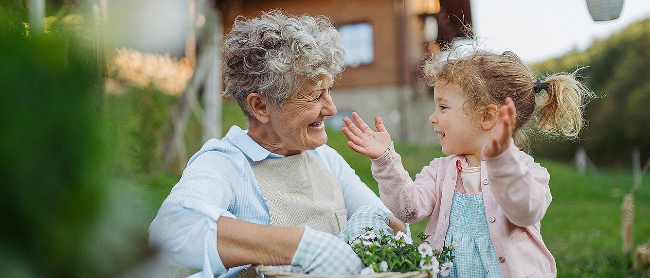 Oma und Kind im Garten